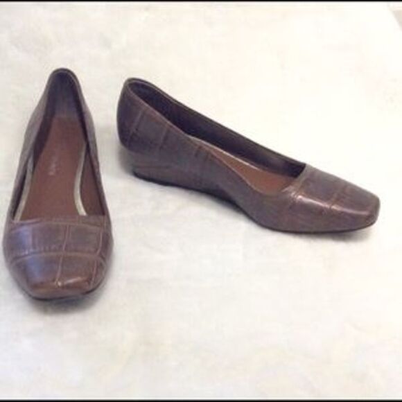 Donald J. Pliner Reptile Embossed Leather Flats - Picture 2 of 4